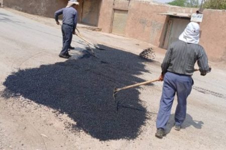 بهبود وضعیت تردد با اجرای لکه‌گیری و ترمیم معابر در هشت‌بنگله و بازار چشمه‌علی