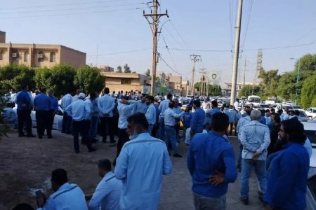 تجمع کارگران توزیع برق اهواز در اعتراض به حقوق‌های پایین