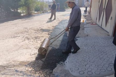 اجرای عملیات آسفالت نوار حفاری و لکه‌گیری معابر در سطح شهر مسجدسلیمان