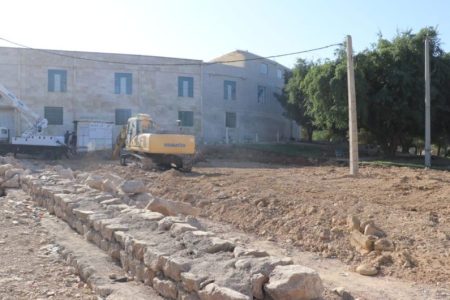 عملیات احداث چمن مصنوعی نمره هشت آغاز شد