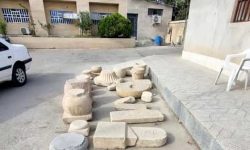 بی توجهی به میراث فرهنگی و تاریخی تا کجا؟ / رها شدن آثار تاریخی دوره هخامنشی و ساسانی در حیاط فرمانداری یک شهرستان