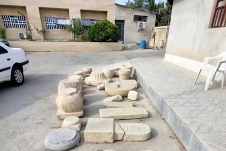 بی توجهی به میراث فرهنگی و تاریخی تا کجا؟ / رها شدن آثار تاریخی دوره هخامنشی و ساسانی در حیاط فرمانداری یک شهرستان