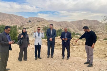 بازدید اعضای شورای شهر مسجدسلیمان و نمایندگان شرکت مشاور و طراح از محل احداث پارک کوهستان در کوی نفت‌خیز