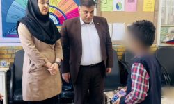 اهدای تلفن همراه هوشمند و تعهد حمایت مالی و درمانی توسط فرماندار مسجدسلیمان برای برآورده کردن آرزوی یک دانش‌آموز کم‌بضاعت