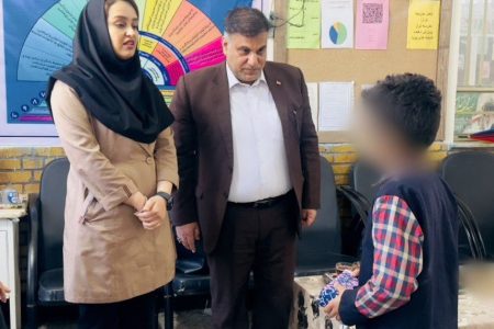 اهدای تلفن همراه هوشمند و تعهد حمایت مالی و درمانی توسط فرماندار مسجدسلیمان برای برآورده کردن آرزوی یک دانش‌آموز کم‌بضاعت