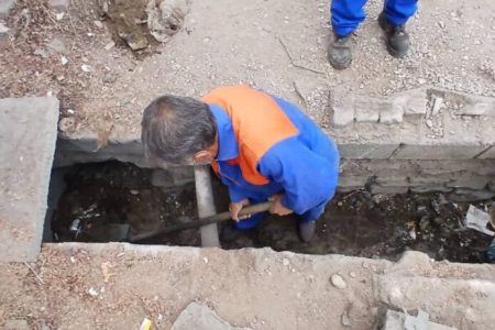 لایروبی مستمر کانال‌های سطح شهر مسجدسلیمان در دستور کار روزانه شهرداری