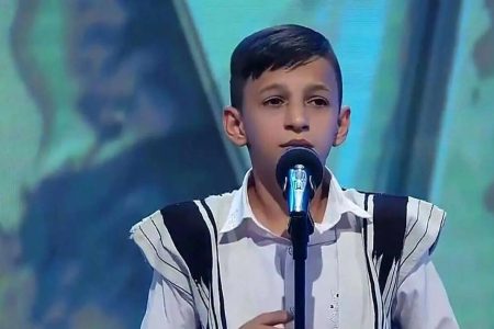 فیلم آوازخواندن سوزناک آرمان امیدی به یاد خواهرش