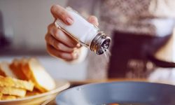 مصرف زیاد نمک باعث می‌شود پیرتر از سن‌تان به نظر برسید