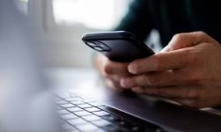 بلایی که «اپیدمی تلفن هوشمند» سر گردن و مچ می‌آورد / چطور از آسیب‌های تلفن همراه جلوگیری کنیم؟