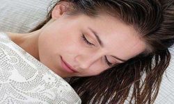 به این ۵ دلیل، شب‌ها با موهای خیس نخوابید