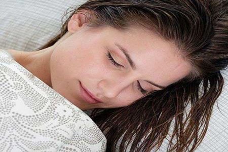 به این ۵ دلیل، شب‌ها با موهای خیس نخوابید