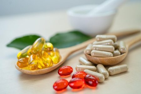 راهنمای کم نشدن ویتامین بدن در این روزها / چه کسانی نیاز ضروری به مکمل‌ها دارند؟