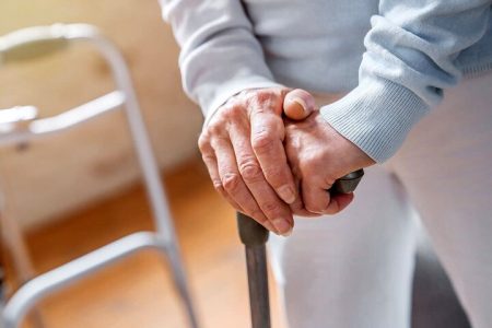 آنچه باید از «پارکینسون» بدانیم؛ از علائم بیماری تا درمان