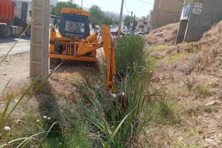 عملیات لایروبی کانال‌های جمع‌آوری آب‌های سطحی مسجدسلیمان در محور اصلی نفتک به ریل‌وی