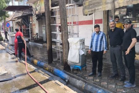 پاکسازی و آهک‌پاشی کانال‌های دفع آب‌های سطحی بازار نمره یک