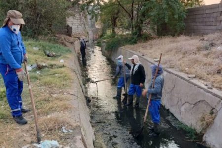 ساماندهی کانال‌های روباز منطقه بی‌بیان با آغاز عملیات لایروبی و آهک‌پاشی شهرداری