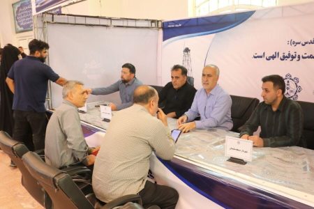 میز خدمت شهرداری مسجدسلیمان در مصلی؛ مسئولان پای دغدغه‌های شهروندان نشستند